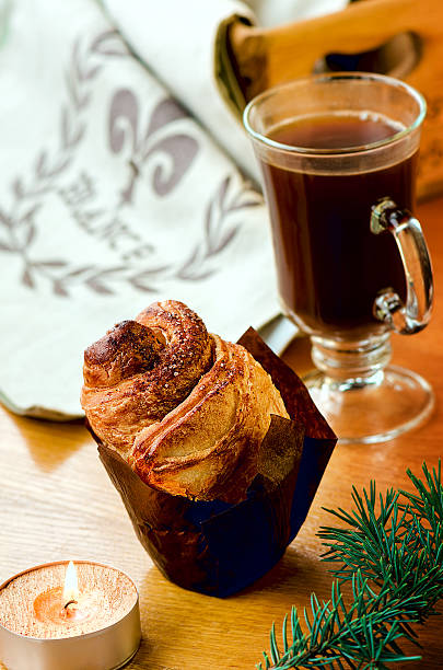 kawa i bułka cynamonowa - coffee break coffee black danish pastry zdjęcia i obrazy z banku zdjęć