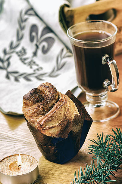 kawa i bułka cynamonowa - coffee break coffee black danish pastry zdjęcia i obrazy z banku zdjęć
