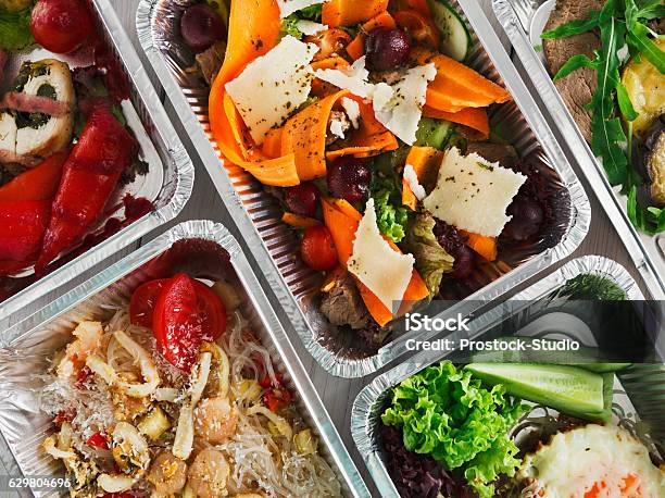 Foto de Comida Saudável Leva Embora Vista Superior No Fundo Da Madeira e mais fotos de stock de Comida para Viagem