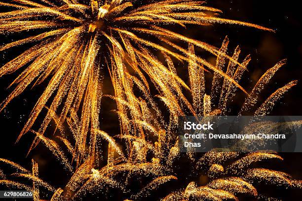 Fuegos Artificiales Y Polvo De Oro En Los Cielos Exhibición Pirotécnica Sobre Los Cielos De Dubai Para Celebrar El Año Nuevo Foto de stock y más banco de imágenes de Fuegos artificiales