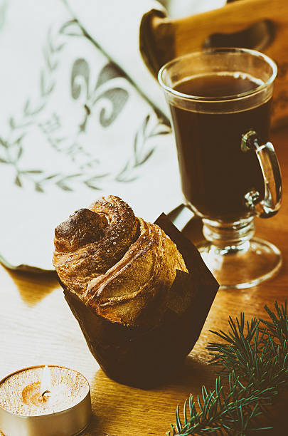 kawa i bułka cynamonowa - coffee break coffee black danish pastry zdjęcia i obrazy z banku zdjęć