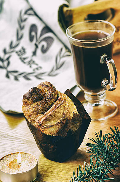 kawa i bułka cynamonowa - coffee break coffee black danish pastry zdjęcia i obrazy z banku zdjęć