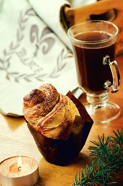 kawa i bułka cynamonowa - coffee break coffee black danish pastry zdjęcia i obrazy z banku zdjęć