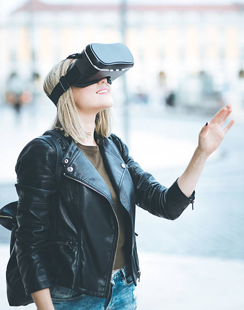 mujeres probando simulador de realidad virtual en la calle - pantalla montada en la cabeza fotografías e imágenes de stock