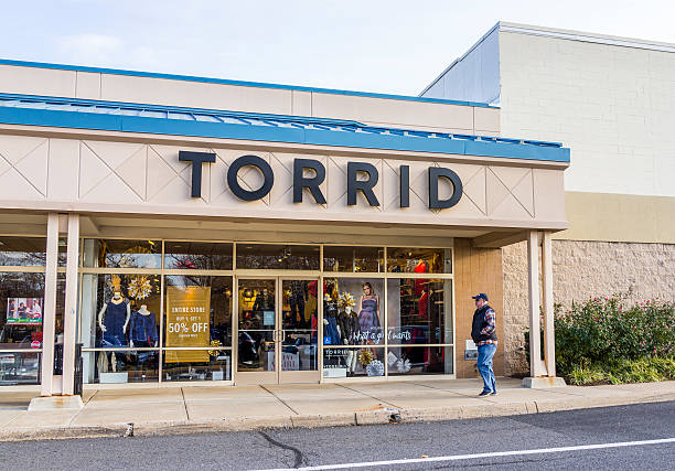 プラスサイズの人々のための服を提供するトーリッドストアファサード - torrid ストックフォトと画像