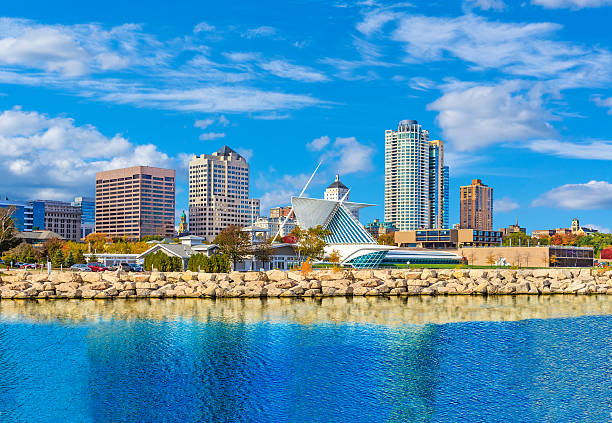 wolkenkratzer die skyline von milwaukee und den lake michigan, wi - milwaukee stock-fotos und bilder