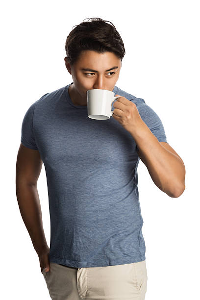 Hombre guapo con taza de café mirando hacia otro lado - foto de stock