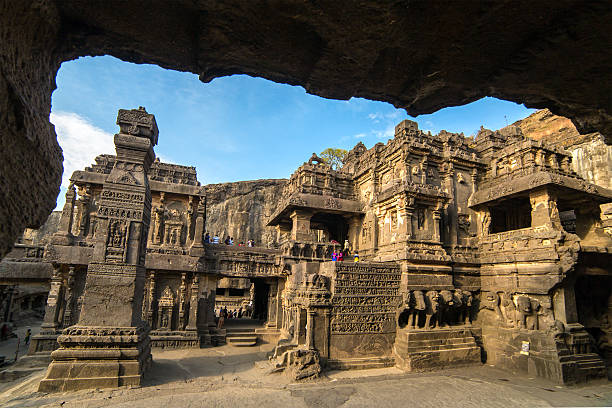 kailas tempel in höhlen von ellora-anlage in indien - india statue carving history stock-fotos und bilder
