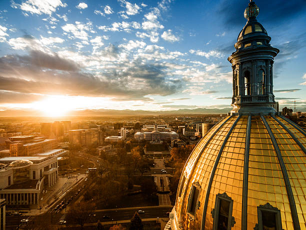 foto do pôr do sol do drone aéreo.  edifício da capital do colorado, cidade de denver - capitais internacionais - fotografias e filmes do acervo