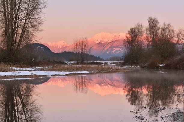 rio pitt e montanha orelhas douradas ao pôr do sol - parque golden ears - fotografias e filmes do acervo