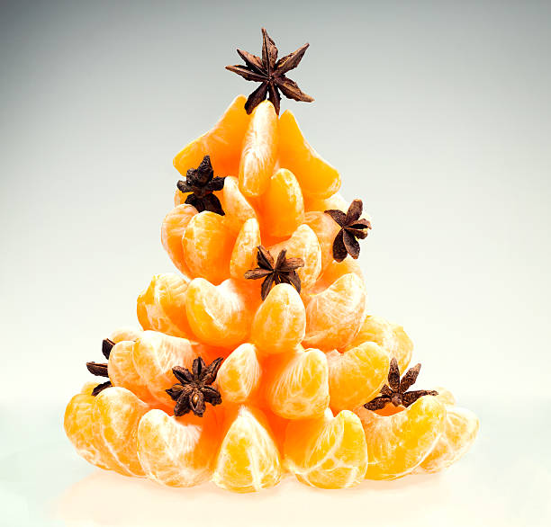 christmas tree of tangerines with star anise. - dot gain fotos imagens e fotografias de stock