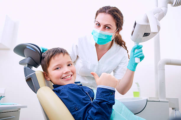 dziecko z lekarzem w biurze pokazuje kciuk - dentist child cavity human teeth zdjęcia i obrazy z banku zdjęć