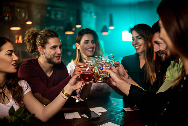 grupo de pessoas no bar - party nightclub night toast - fotografias e filmes do acervo