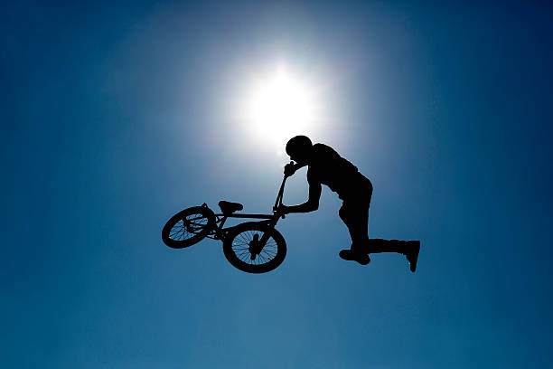 силуэт байкер голубое небо - bmx cycling bicycle cycling backflipping стоковые фото и изображения