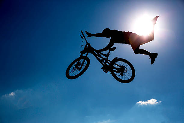 силуэт байкер голубое небо - bmx cycling bicycle cycling backflipping стоковые фото и изображения