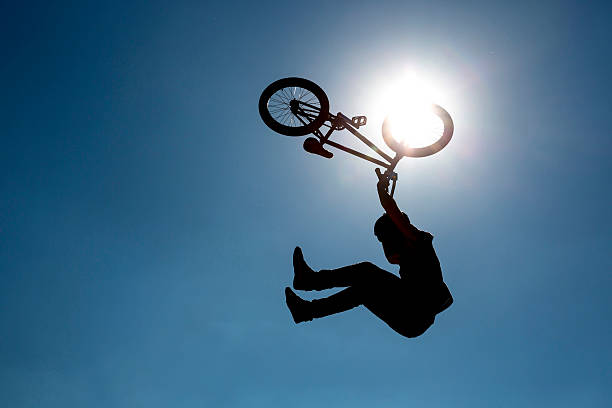 силуэт байкер голубое небо - bmx cycling bicycle cycling backflipping стоковые фото и изображения