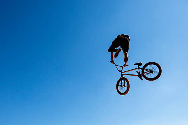 силуэт байкер голубое небо - bmx cycling bicycle cycling backflipping стоковые фото и изображения