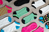 bunte-socken-auf-grauem-holzhintergrund-ansicht-von-oben.jpg?b=1&s=170x170&k=20&c=GxCb7moNCPzfeJTZ75h-DEWg0jKD87badrVqvZnOTnU=