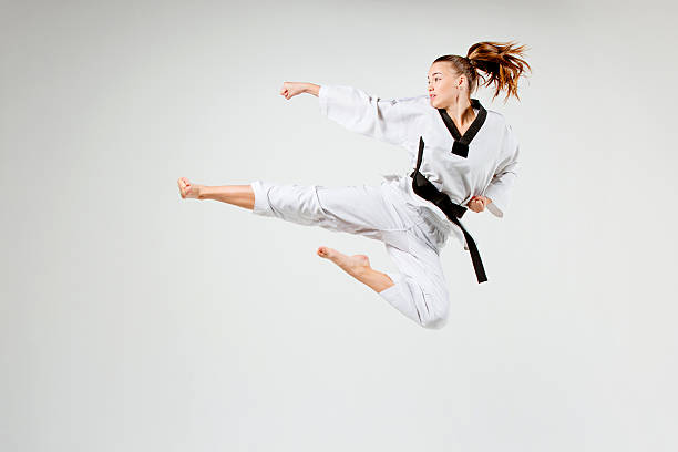 ragazza con il karate cintura nera - extreme sports karate sport exercising foto e immagini stock