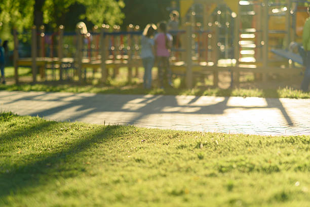 image floue et floue pour l’arrière-plan de l’aire de jeux pour enfants parc public - summer recreation photos et images de collection