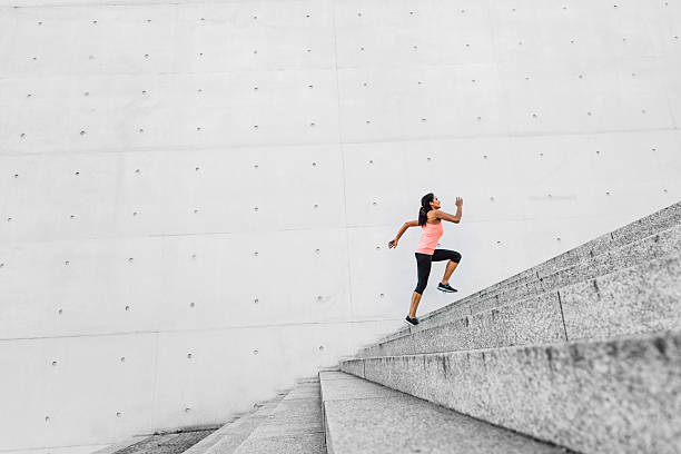 mujer corriendo con pasos en entorno urbano - staircase running moving up jogging fotografías e imágenes de stock