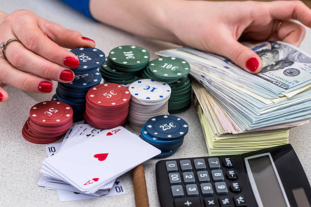 zestaw pokerowy - żetony, karty, pieniądze i papierosy - gambling chip green stack gambling zdjęcia i obrazy z banku zdjęć
