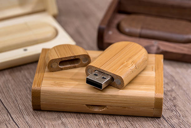 unidad flash de madera sobre mesa de madera. - usb flash drive usb cable isolated close up fotografías e imágenes de stock