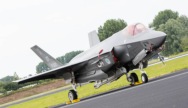 dutch f-35 auf die start- und landebahn - ii stock-fotos und bilder