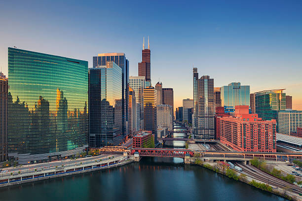 chicago at dawn. - skyline fotos stockfoto's en -beelden