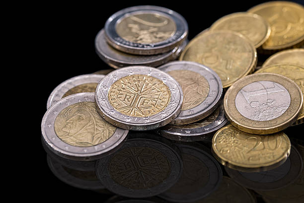 黒の背景に隔離されたスタックユーロコインの概念。 - european union coin european union currency coin isolated ストックフォトと画像