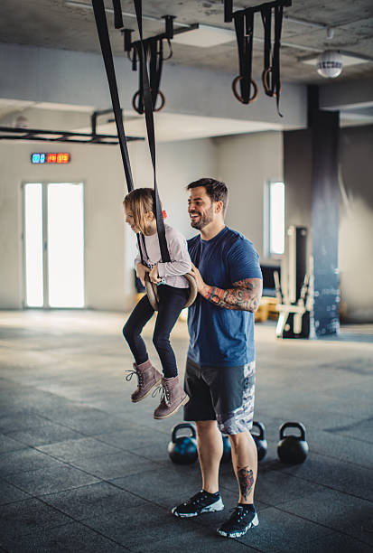 daddy-filha de ligação - child swing swinging balance - fotografias e filmes do acervo