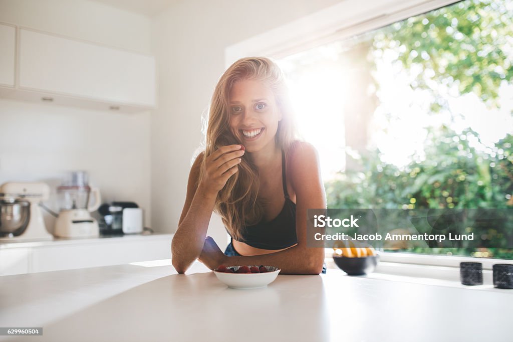 Mulher jovem comendo café da manhã saudável - Foto de stock de Mulheres royalty-free