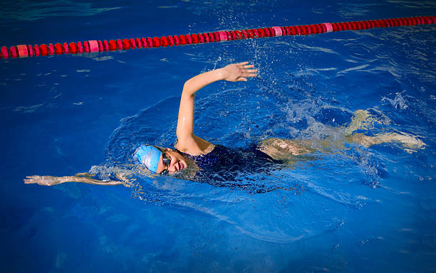 若い女性の水泳 - vitality blurred motion effort clothing ストックフォトと画像