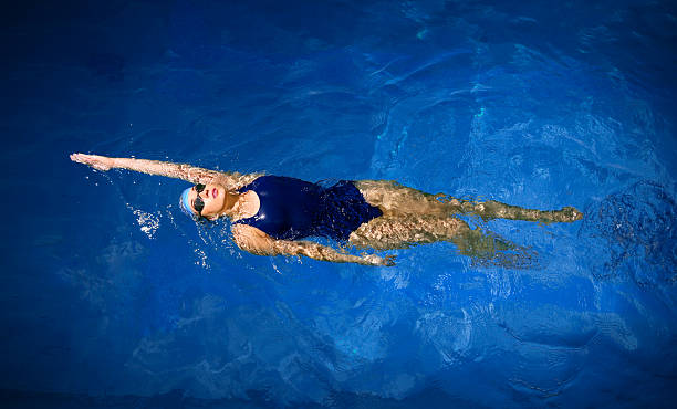 jeune femme natation - dos crawlé photos et images de collection