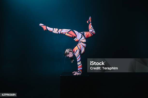 Foto de Acrobata De Circo Flexível Fazendo Equilíbrio Equilíbrio De Mão Em Um Cubo e mais fotos de stock de Ginástica