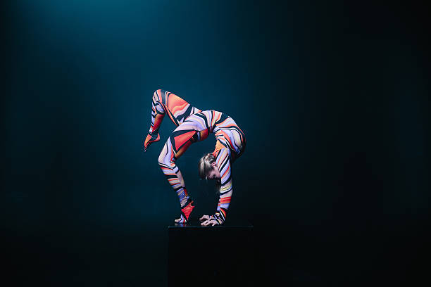 гибкий цирковой акробат, делая равновесный баланс подставки на кубе. - dancer dancing beautiful studio shot стоковые фото и изображения