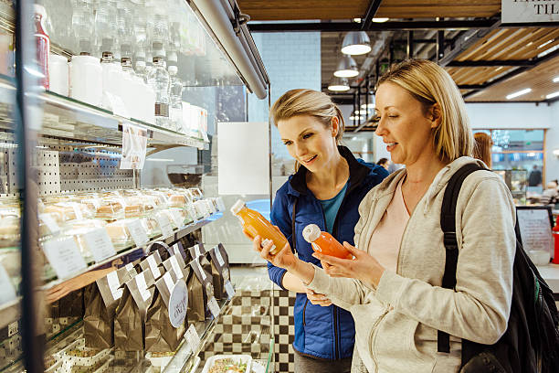 compra de refrigerios saludables - supermarket shopping retail choice fotografías e imágenes de stock