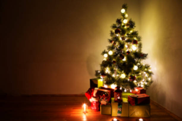 istock Blurred decorated Christmas tree with many presents. 629987984
