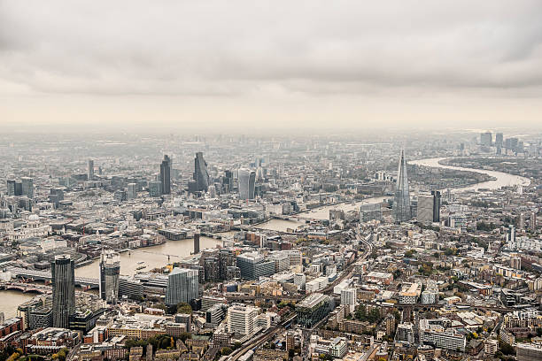 vista aérea de la ciudad de londres en un día nublado - the shard london england architecture travel destinations fotografías e imágenes de stock