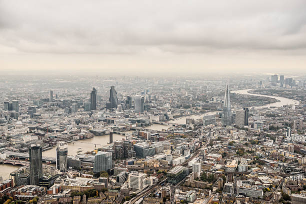 曇りの日のロンドンの空中写真 - the shard london england architecture travel destinations ストックフォトと画像