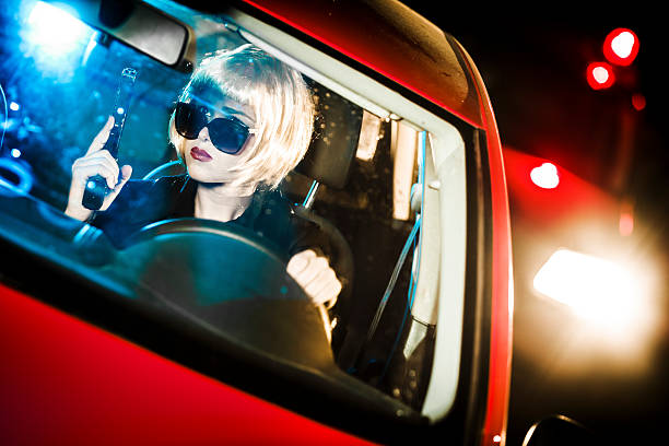 femme gangster dans une voiture d’escapade - car pursuit chasing night photos et images de collection