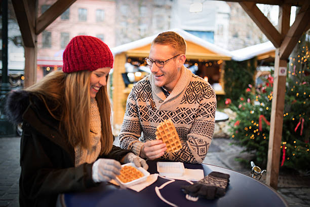 disfruta de los waffles de bélgica - brussels waffle belgian waffle people fotografías e imágenes de stock