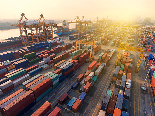 kontener, kontenerowiec w eksporcie importu i logistyki biznesowej. - cargo container shipping harbor trading zdjęcia i obrazy z banku zdjęć