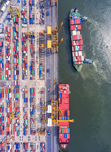 контейнер, контейнеровоз в импортном экспорте и бизнес-логистике. - port wine стоковые фото и изображения