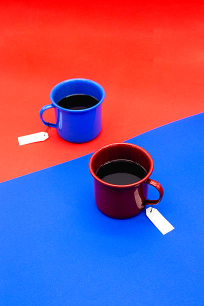 赤と青のコーヒーカップ - differrent ストックフォトと画像