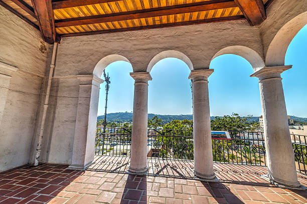 arches in santa barbara courthouse - mission santa barbara imagens e fotografias de stock