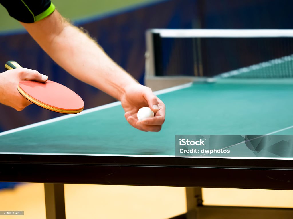 Jugador de tenis de mesa ofrece - Foto de stock de Tenis de mesa libre de derechos