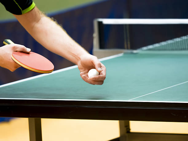 serve giocatore di tennis da tavolo - tennis men indoors serving foto e immagini stock