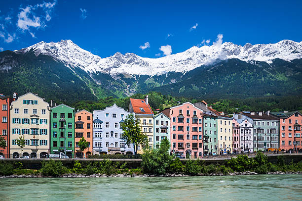 hotel row-innsbruck - inn river imagens e fotografias de stock