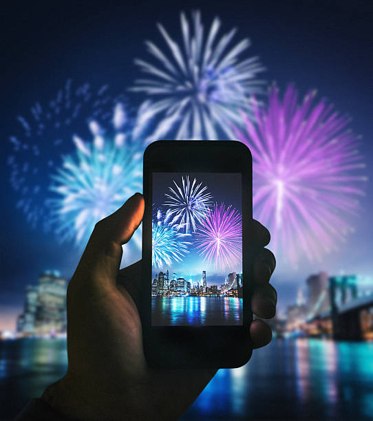 смартфон принять рис празднования nyc - ночь фотографии стоковые фото и изображения